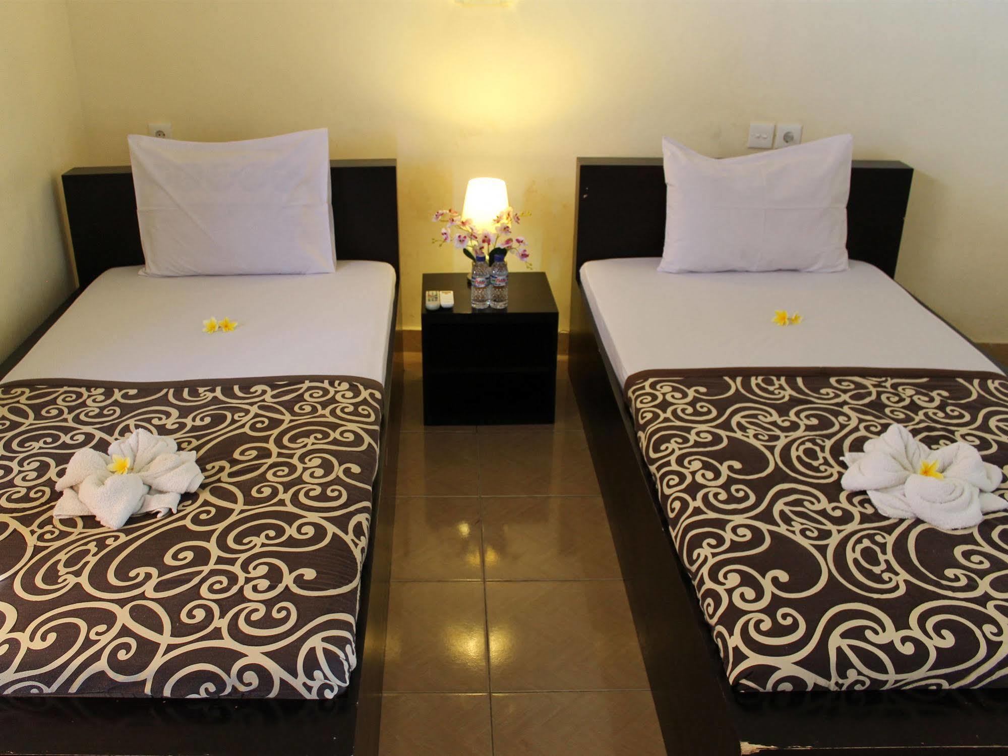 Vaccinated Staff - Oyo 3523 Gong Corner Homestay Kuta Lombok Buitenkant foto